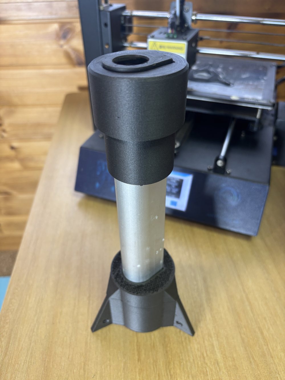 ガイドスリーブとベースを組み付けて自立させた状態。奥に3Dプリンター